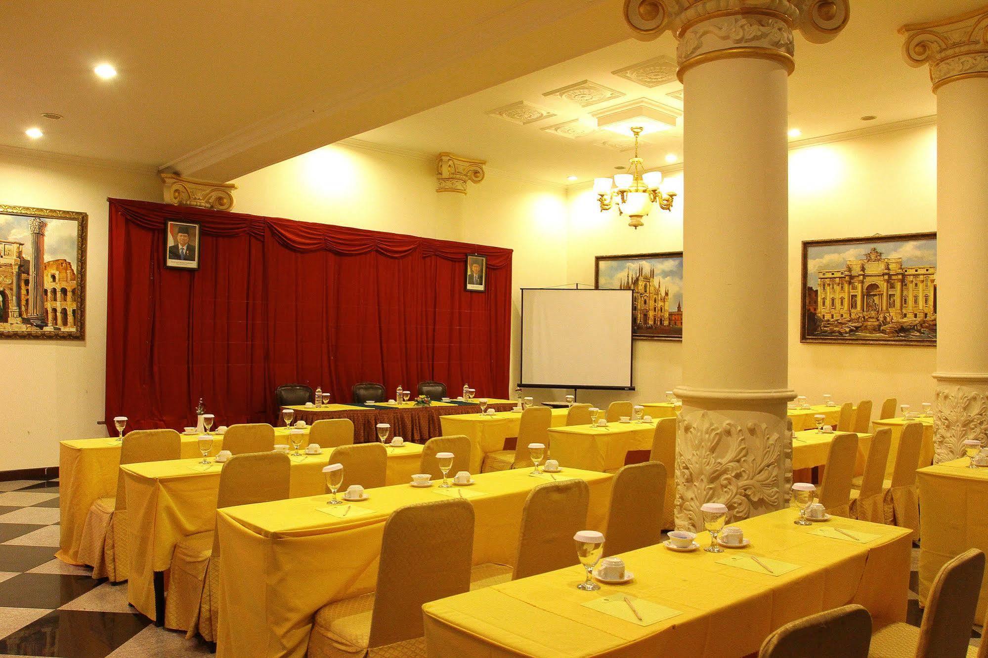 The Grand Palace Hotel Malang Eksteriør billede